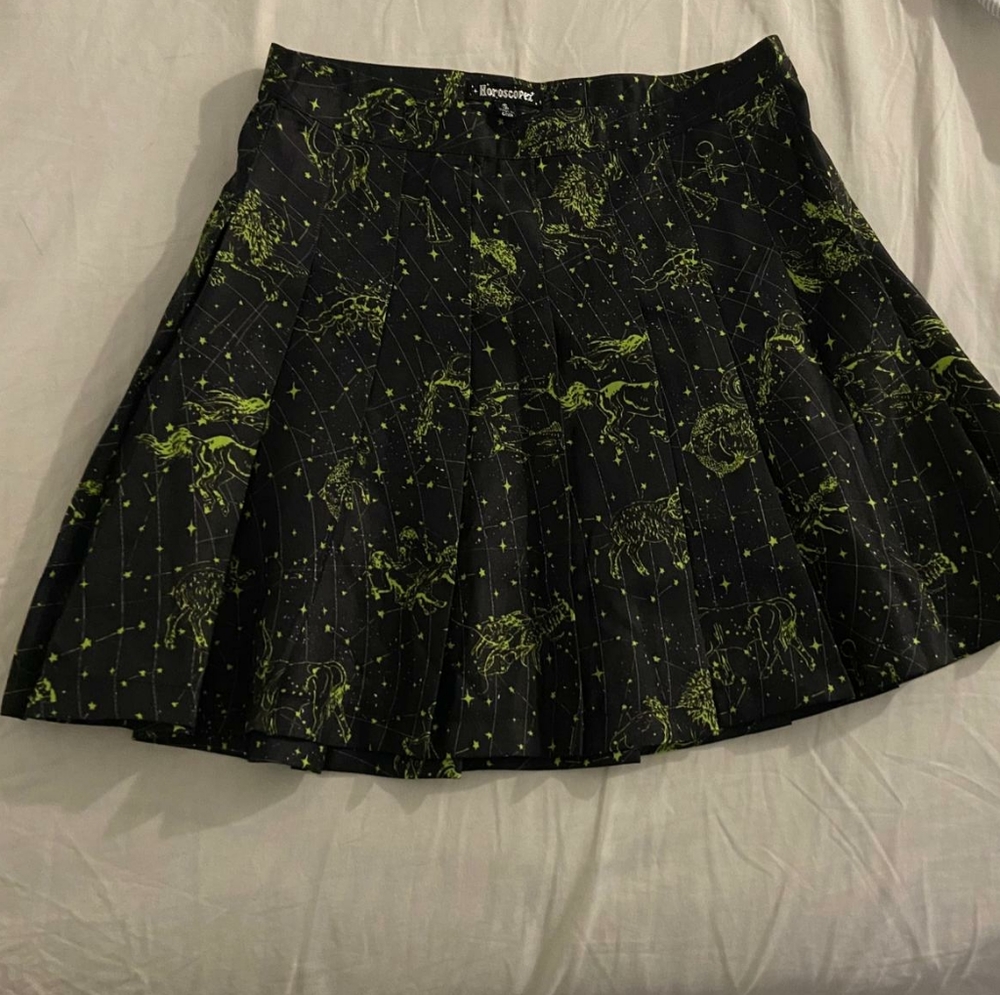Divine line pleated skirt